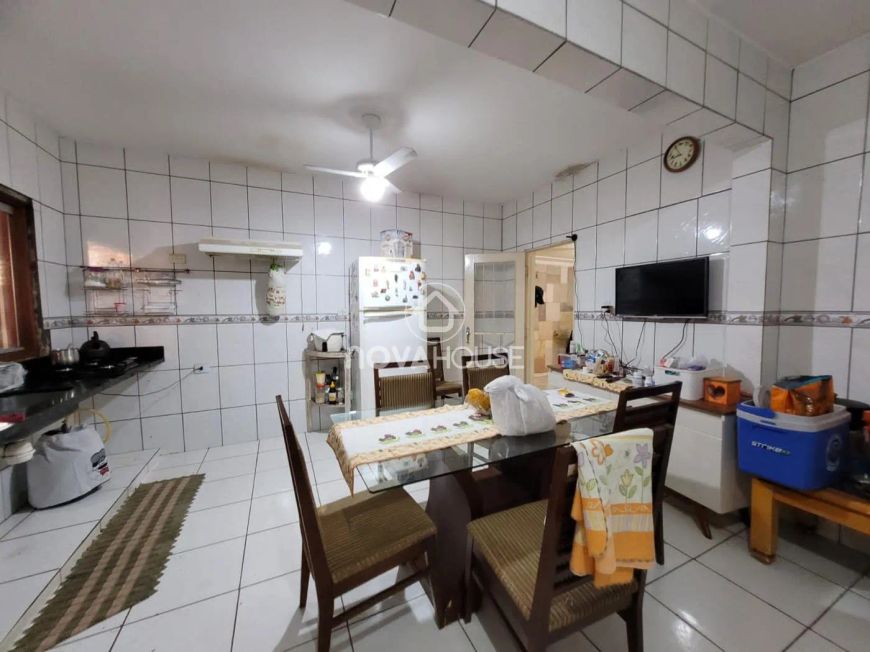 CASA COM 3 QTOS SENDO UMA SUÍTE