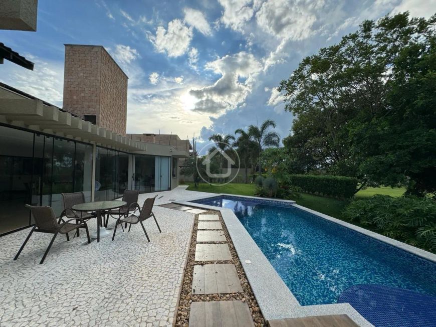 SOBRADO COM PISCINA NO TERRAS DO GOLFE