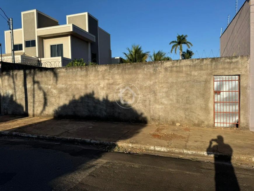 TERRENO ESPAÇOSO MURADO