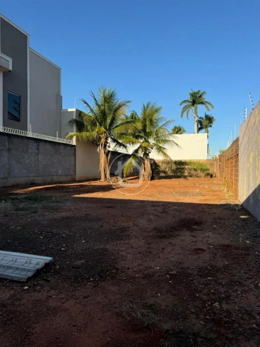 TERRENO ESPAÇOSO MURADO