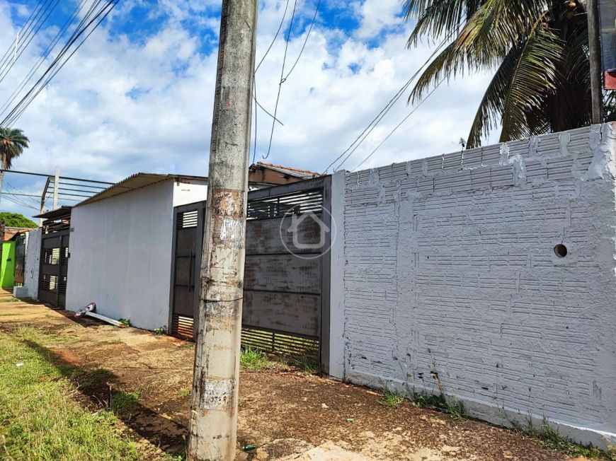 TERRENO DE ESQUINA COM 2 CASAS CONSTRUÍDAS