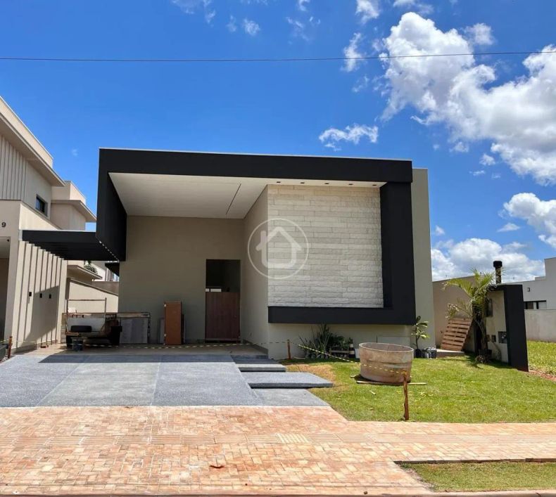 CASA TÉRREA EM CONDOMINIO COM 3 QUARTOS