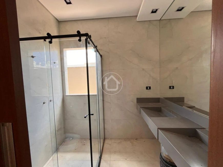 CASA TÉRREA EM CONDOMINIO COM 3 QUARTOS