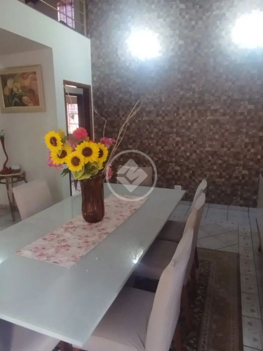 Casa térrea (frente a praça) codigo: 78801