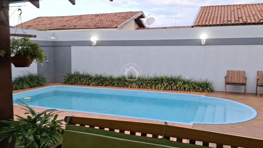 CASA NO TIRADENTES RICA EM PLANEJADOS E PISCINA