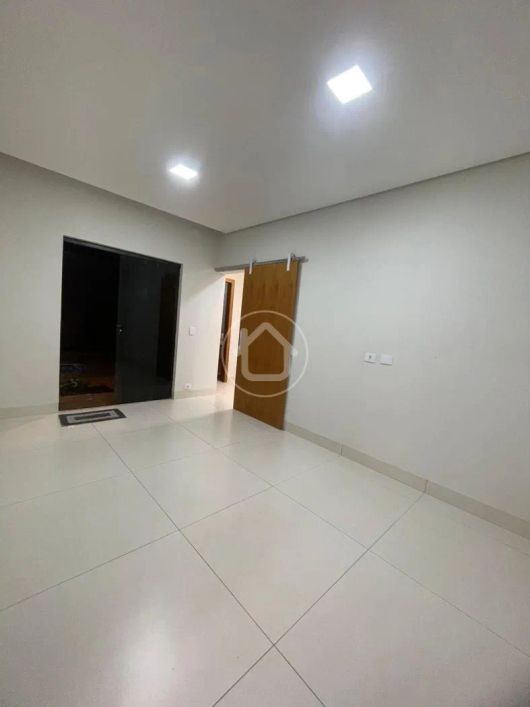 CASA COM 3 QUARTOS E PISCINA.