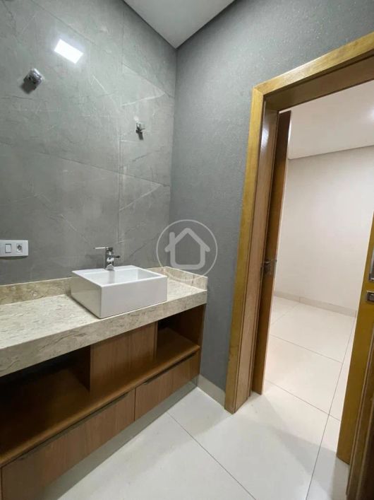 CASA COM 3 QUARTOS E PISCINA.