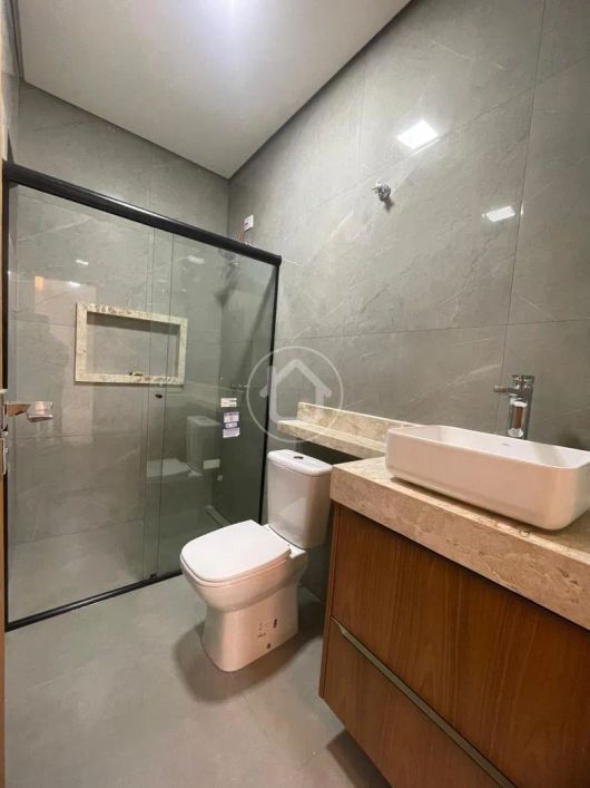 CASA COM 3 QUARTOS E PISCINA.