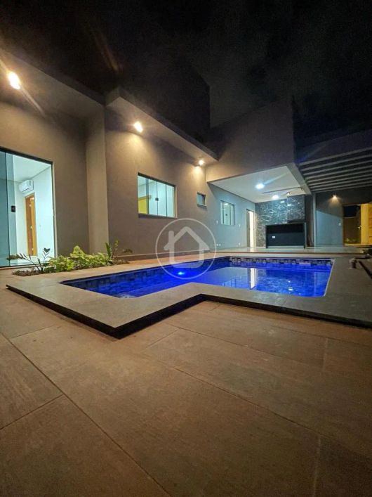 CASA COM 3 QUARTOS E PISCINA.