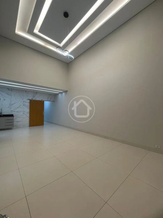 CASA COM 3 QUARTOS E PISCINA.