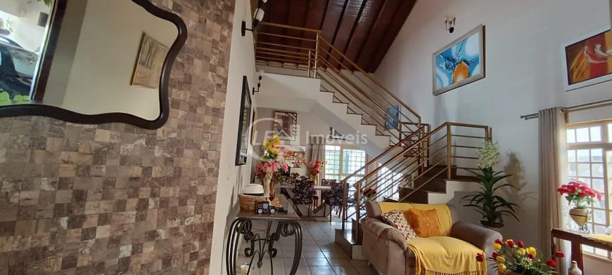 Oportunidade Única! Terreno Amplo com Casa Completa e Sofisticada