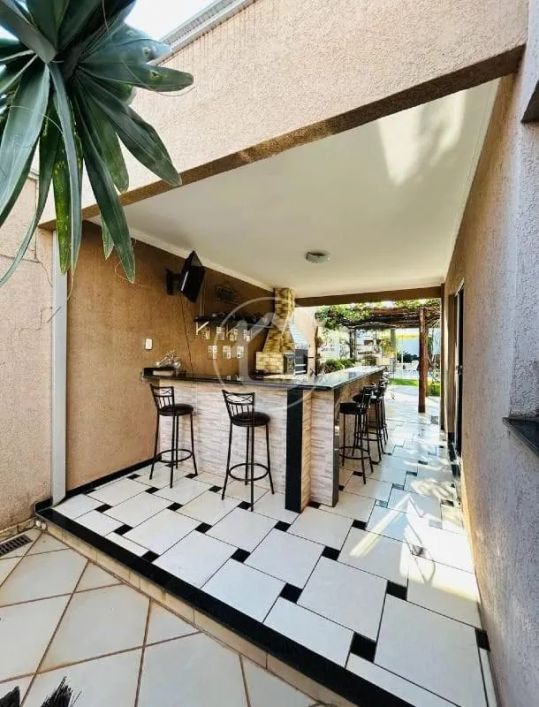 CASA COM 03 QUARTOS SENDO 01 SUÍTE