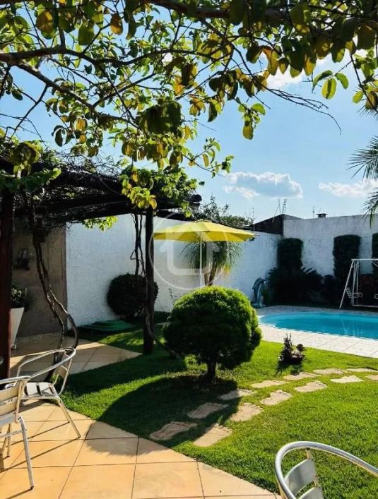 CASA COM 03 QUARTOS SENDO 01 SUÍTE