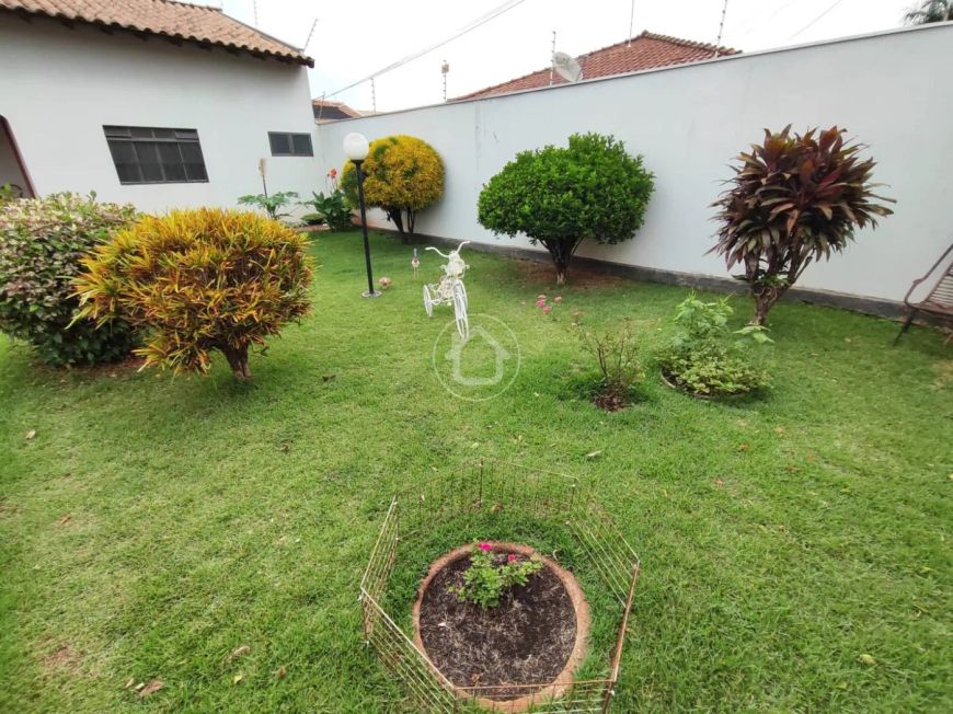 IMÓVEL COM 4 QUARTOS EM AMPLO TERRENO