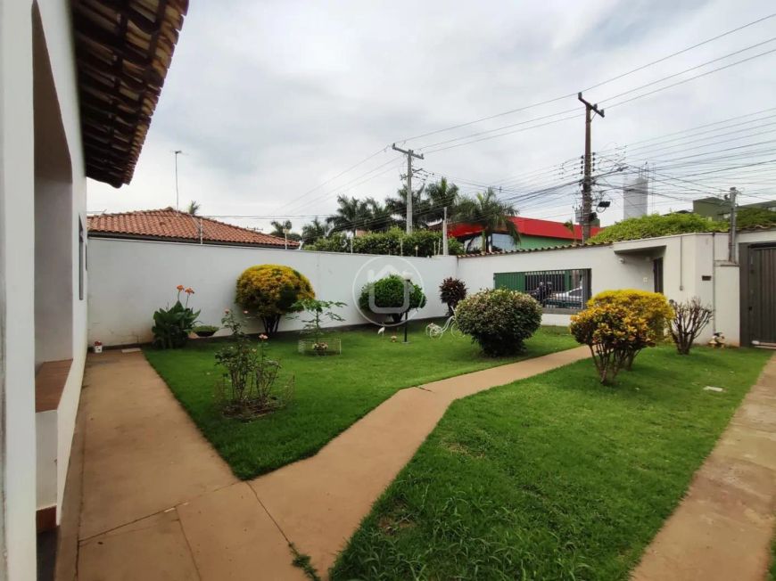 IMÓVEL COM 4 QUARTOS EM AMPLO TERRENO