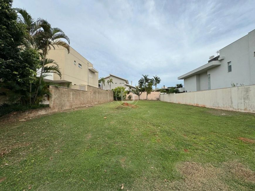 LOTE PLANO E BEM LOCALIZADO NO CONDOMÍNIO BEIRUTE