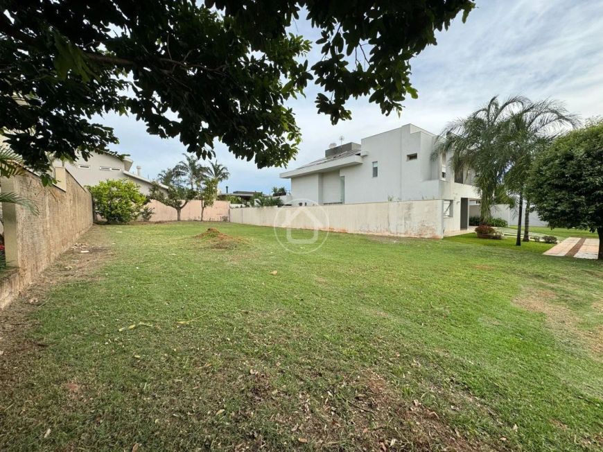 LOTE PLANO E BEM LOCALIZADO NO CONDOMÍNIO BEIRUTE
