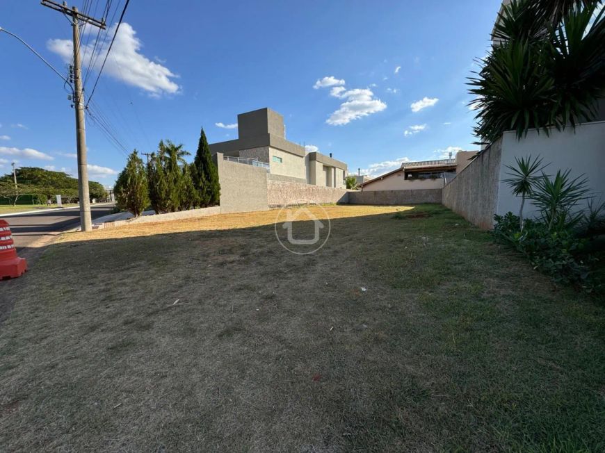 TERRENO NA RUA PRINCIPAL DO CONDOMINIO