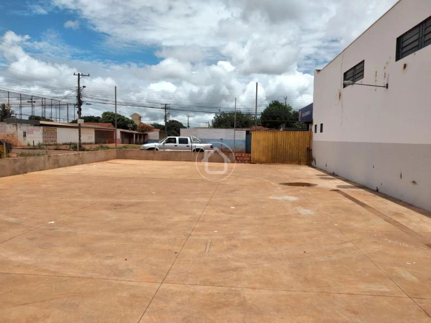 IMÓVEL COMERCIAL COM CASA NOS FUNDOS