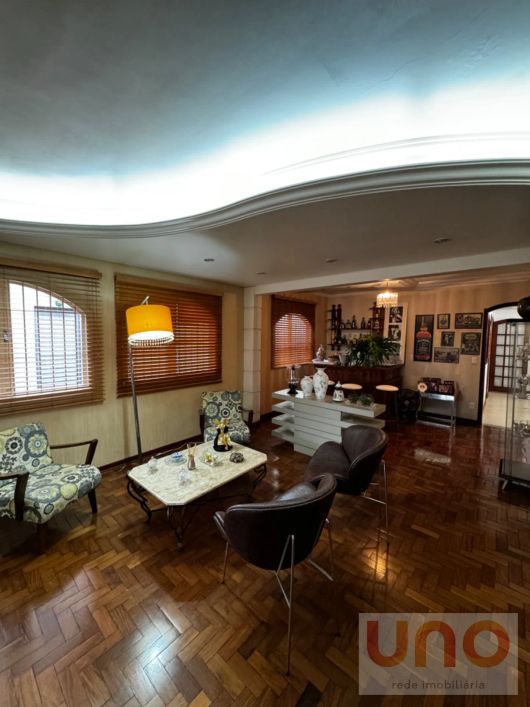Casa de esquina com área total de 1083 m2 para venda no bairro de Santa Fé em Campo Grande