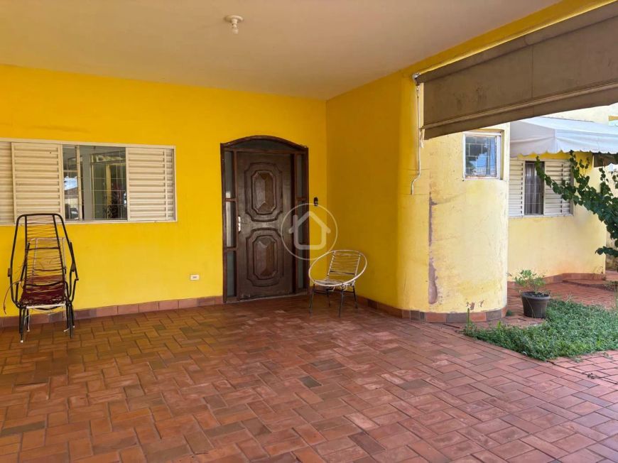 CASA COM ALPLO TERRENO