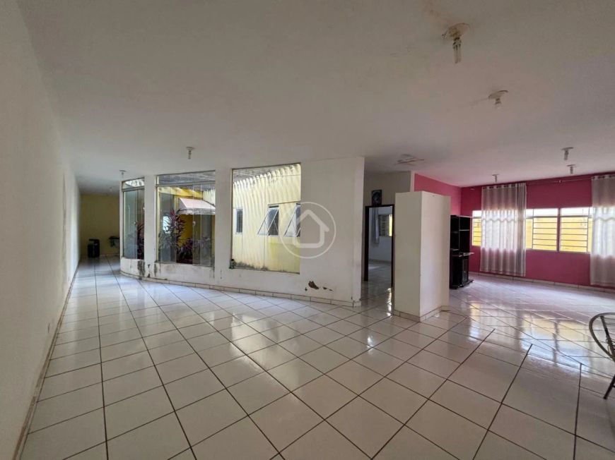 CASA COM ALPLO TERRENO