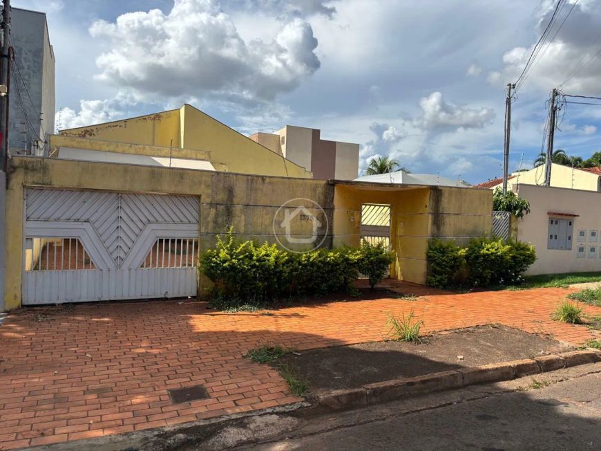 CASA COM ALPLO TERRENO