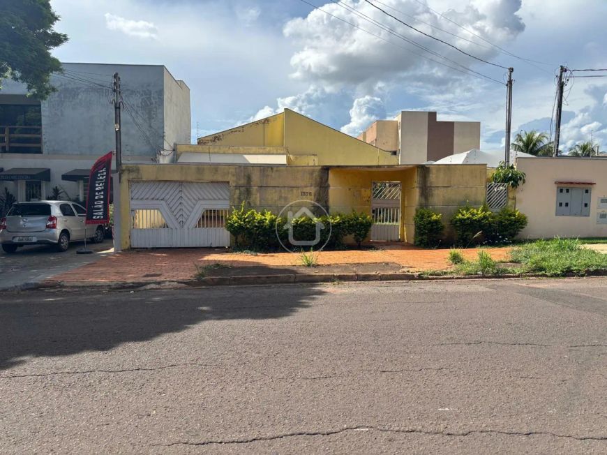 CASA COM ALPLO TERRENO