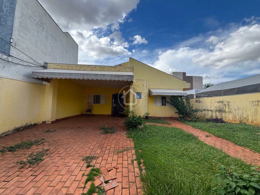 CASA COM ALPLO TERRENO