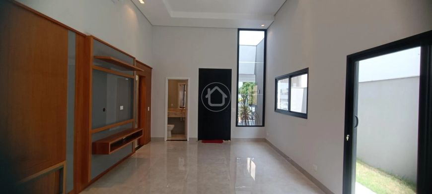 CASA TÉRREA COM 3 SUÍTES RICA EM ARMÁRIOS.