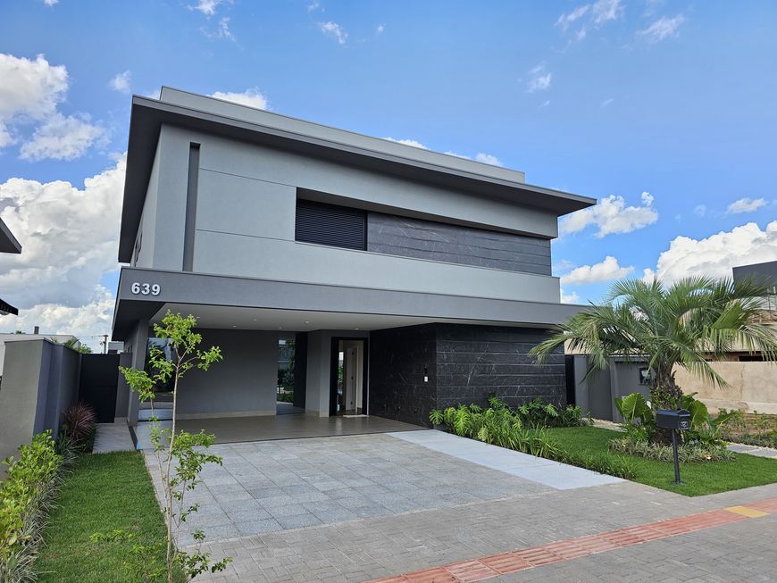 Sobrado exclusivo no Alphaville I, com piscina e armários planejados.