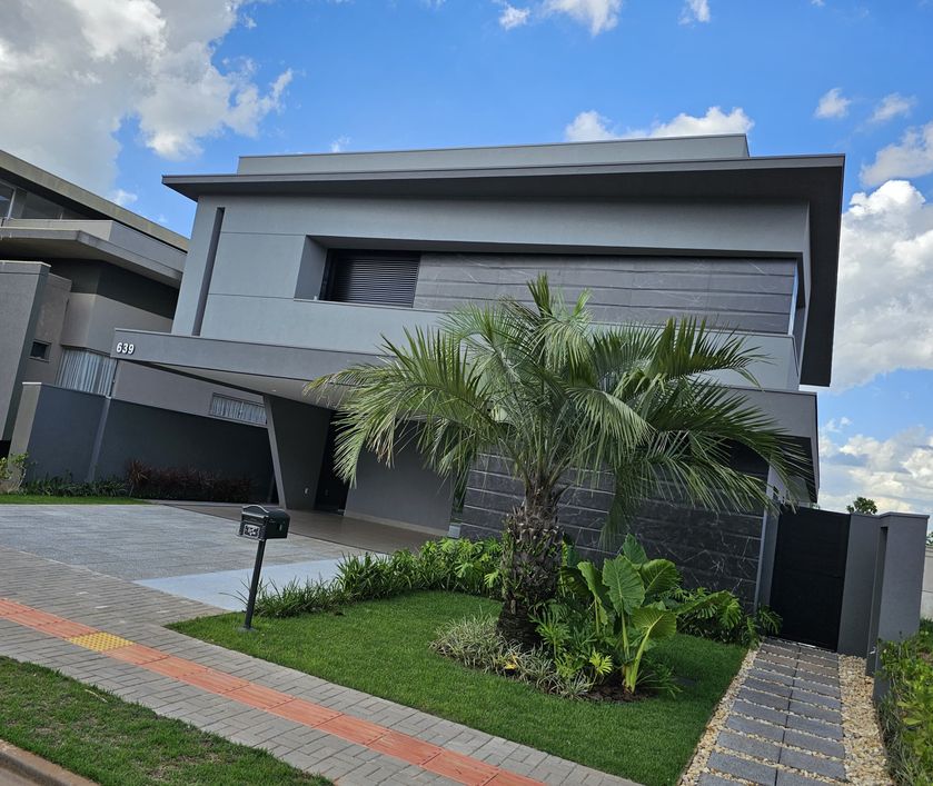 Sobrado exclusivo no Alphaville I, com piscina e armários planejados.