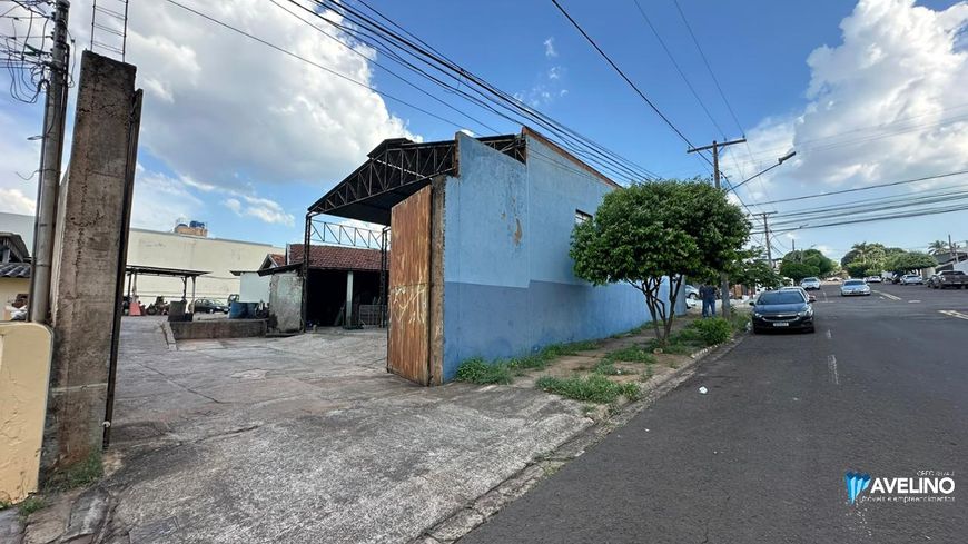Ótimo Galpão em terreno de esquina
