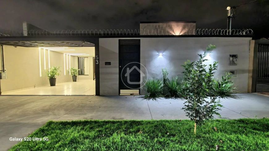 CASA COM BELÍSSIMO ACABAMENTO.