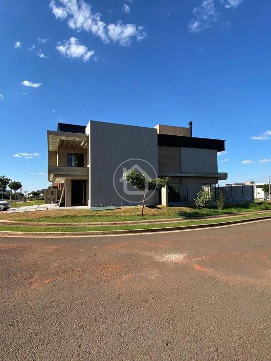 SOBRADO DE ESQUINA COM 5 SUITES