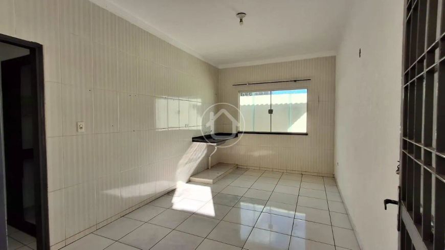 CASA COM SALÃO NA FRENTE