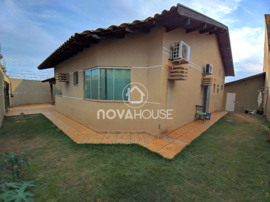 CASA COM 4 DORM. E PISCINA