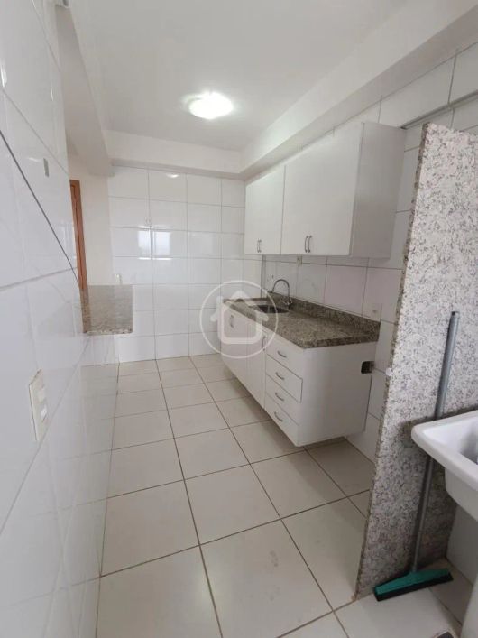APARTAMENTO COM 02 DORMITORIOS SENDO 01 SUITE