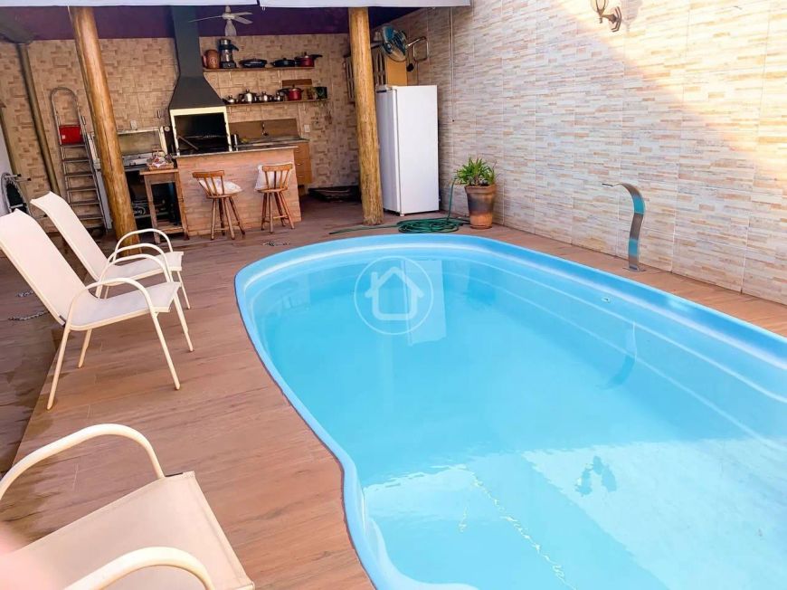 CASA COM PISCINA E HIDROMASSAGEM