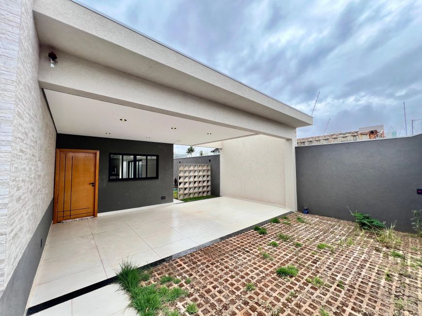 *Linda Casa Térrea nova a venda no bairro São Francisco com 03 quartos, área gourmet e piscina.*