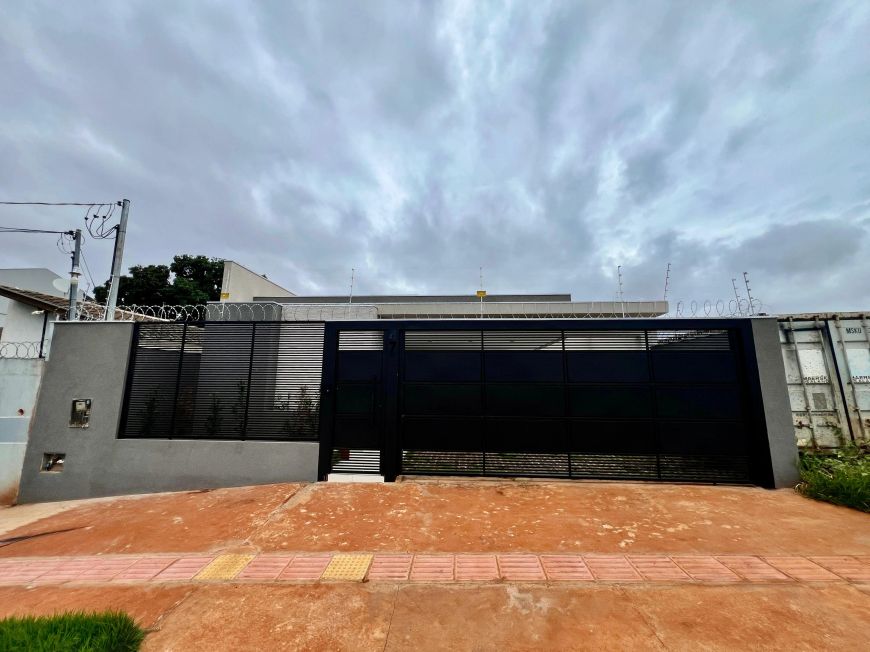 *Linda Casa Térrea nova a venda no bairro São Francisco com 03 quartos, área gourmet e piscina.*