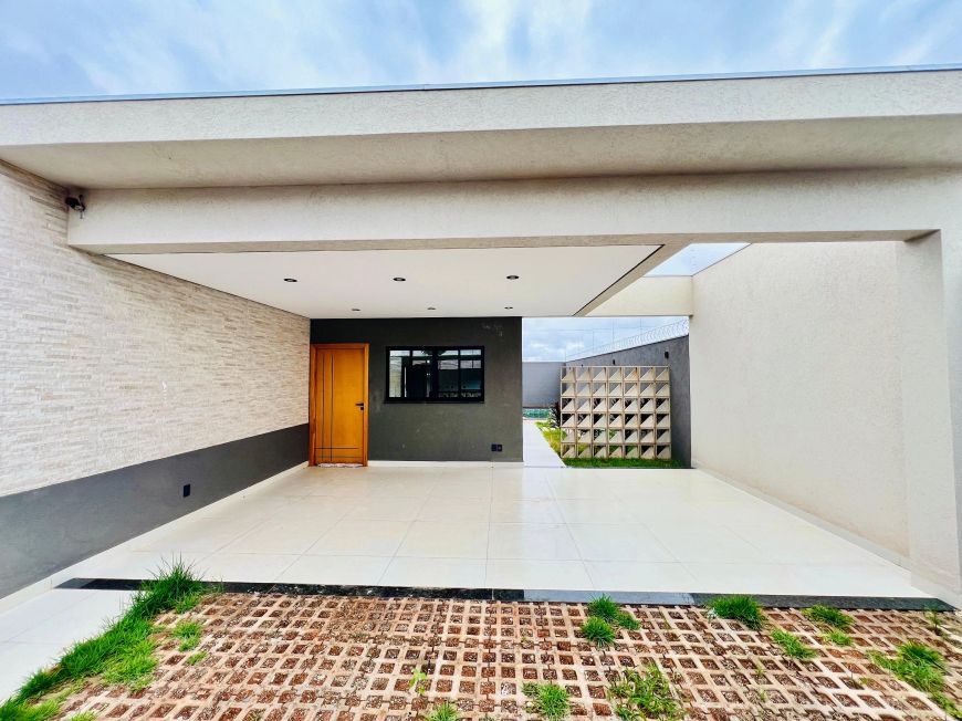 *Linda Casa Térrea nova a venda no bairro São Francisco com 03 quartos, área gourmet e piscina.*