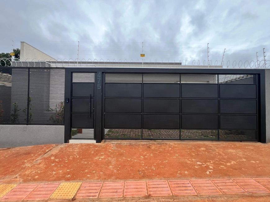 *Linda Casa Térrea nova a venda no bairro São Francisco com 03 quartos, área gourmet e piscina.*