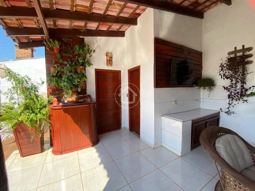 CASA COM PISCINA NO SANTO ANTÔNIO