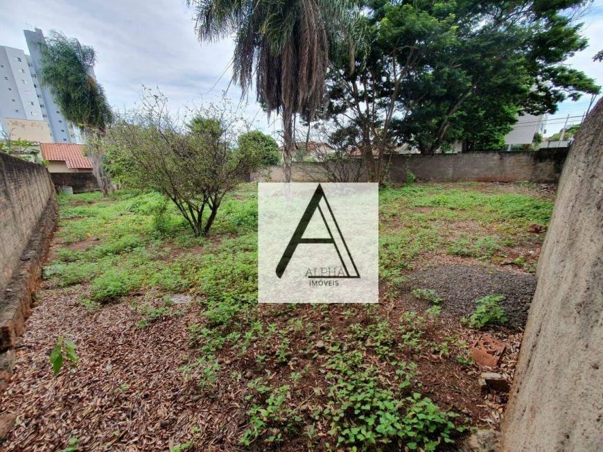TERRENO DE ESQUINA TODO MURADO NO BAIRRO SÃO FRANCISCO - NA RUA PADRE JOÃO CRIPA ESQ. COM A RUA AMAZ