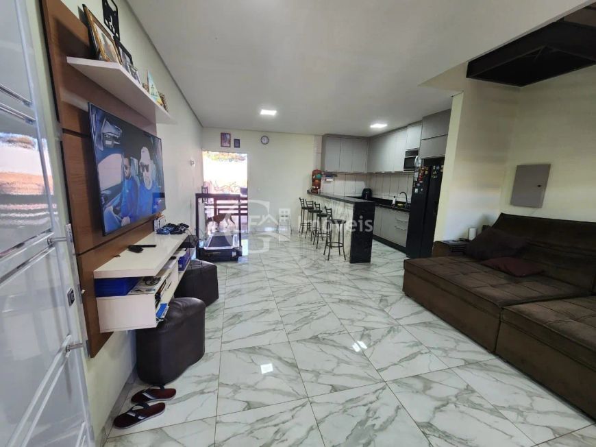 Impecável casa à venda em Campo Grande-MS, Jardim Tijuca: 3 quartos, 2 suítes, 1 sala, 2 vagas, 152m