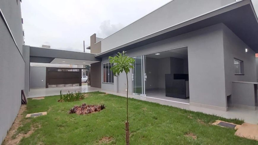 Linda casa térrea de esquina.