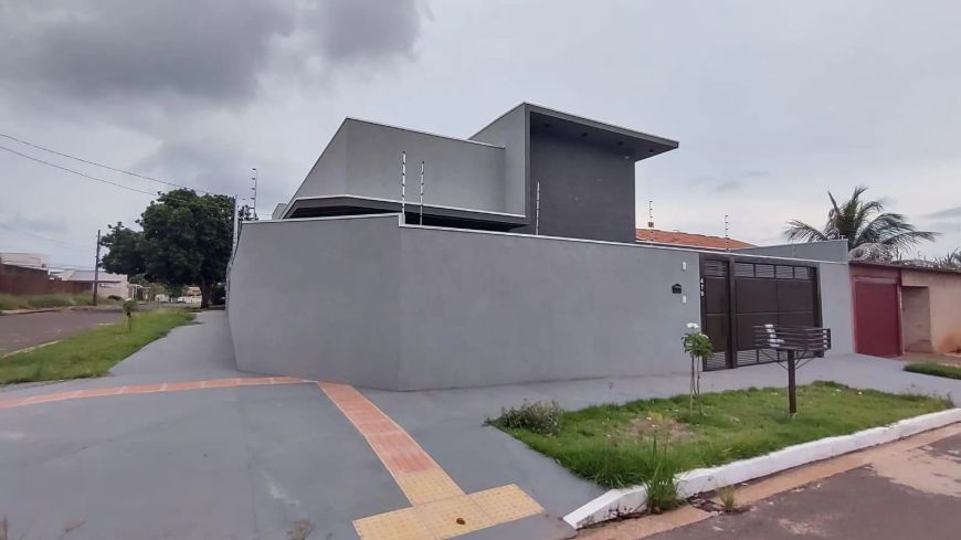 Linda casa térrea de esquina.