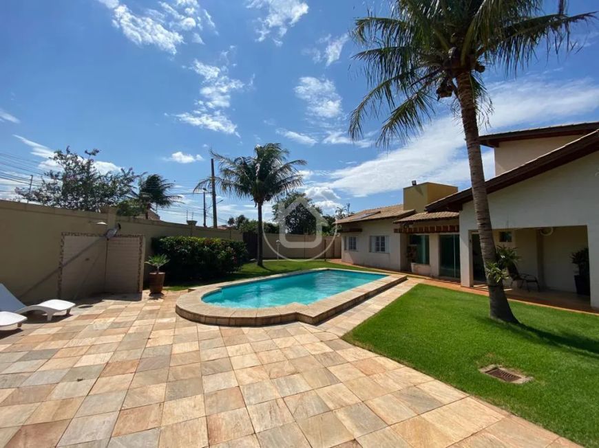 CASA COM 800M2 DE TERRENO, PISCINA COM GOURMET