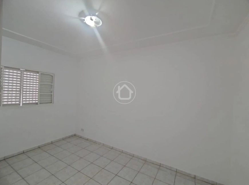 CASA COM 3 QUARTOS SENDO 1 SUITE